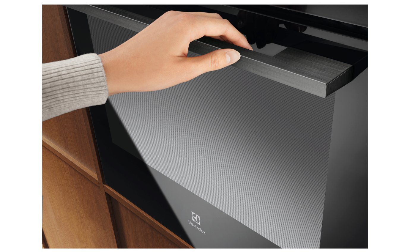 Electrolux 60cm 700 Series Pyrolytic Oven with Added Steam and Food Probe (Black) EVEP6818BF